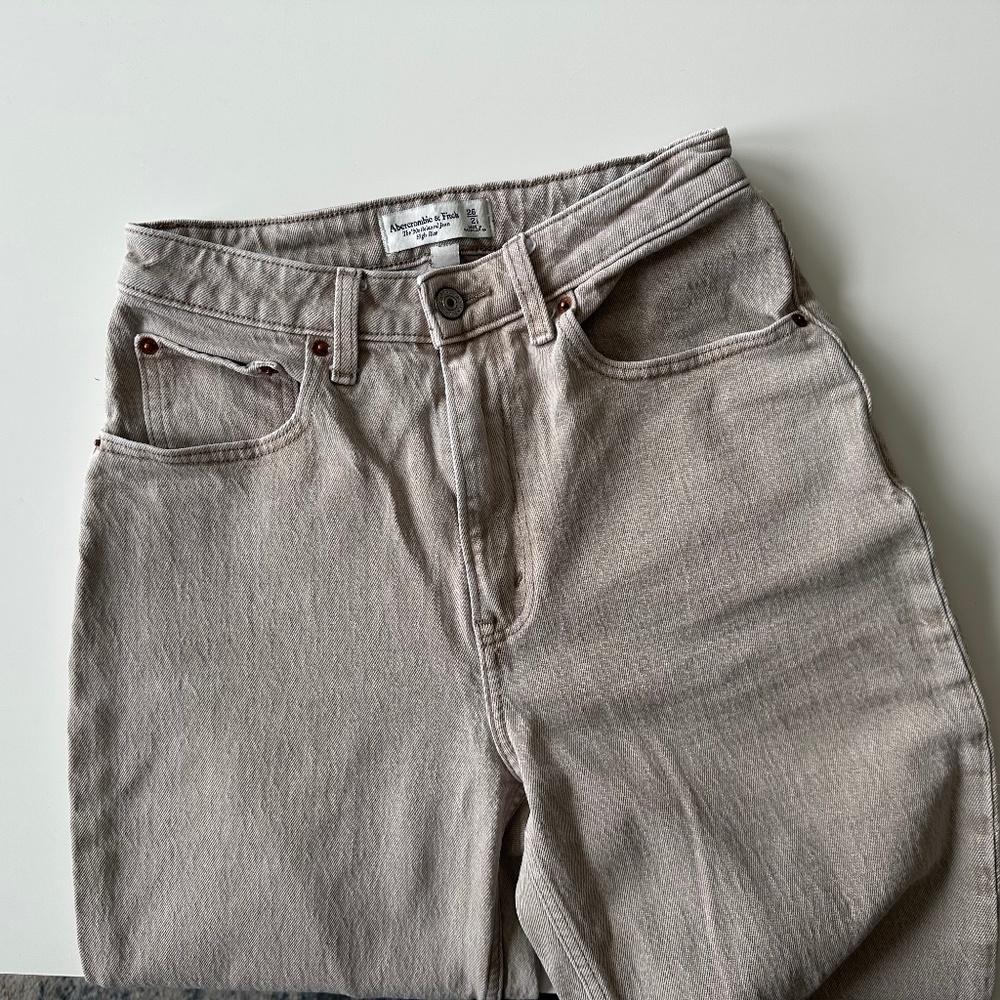 A&F 90s Relaxed High Rise Jean - Picture 7 of 10
